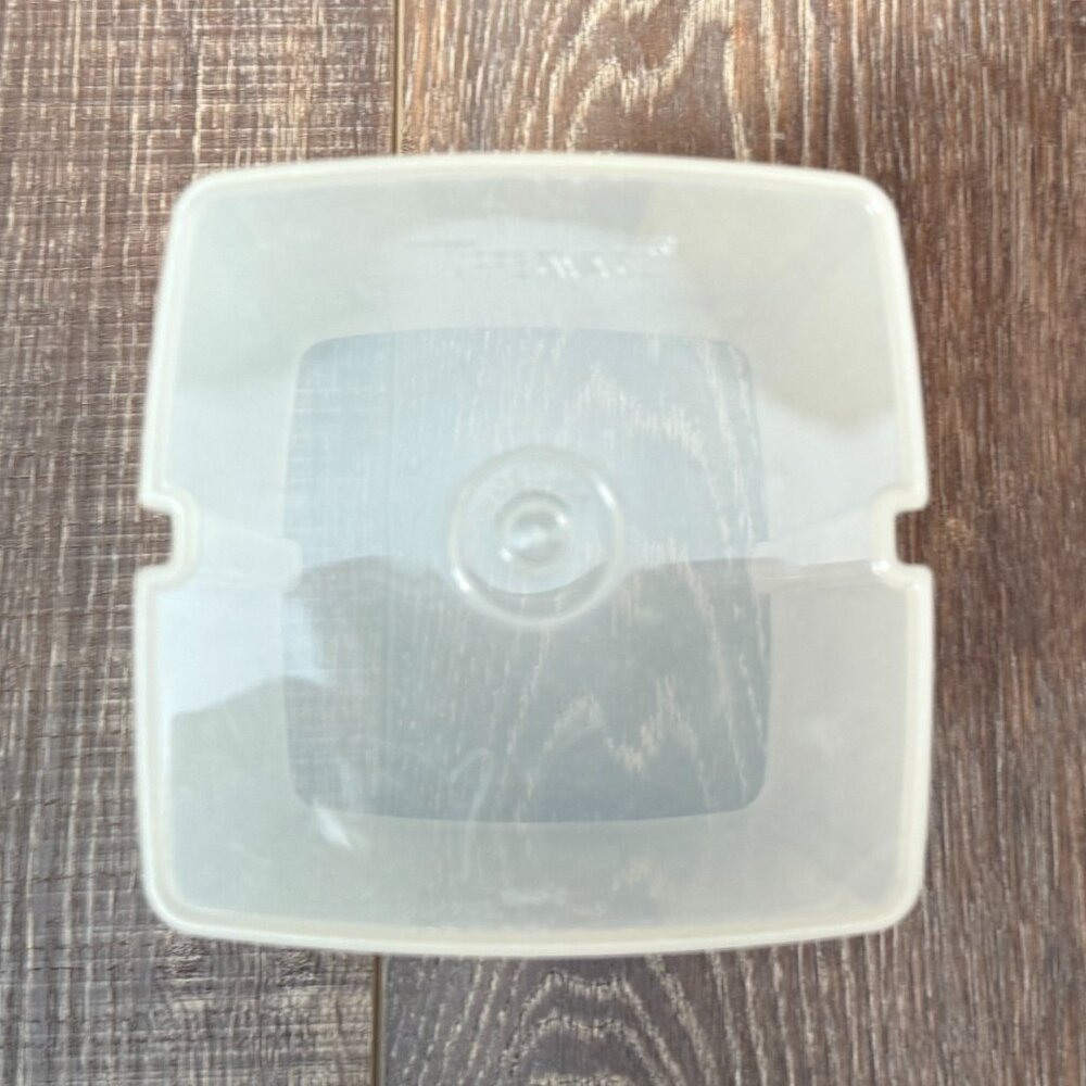Tupperware Pick-A-Deli Pickle Container - Picture 11 of 16
